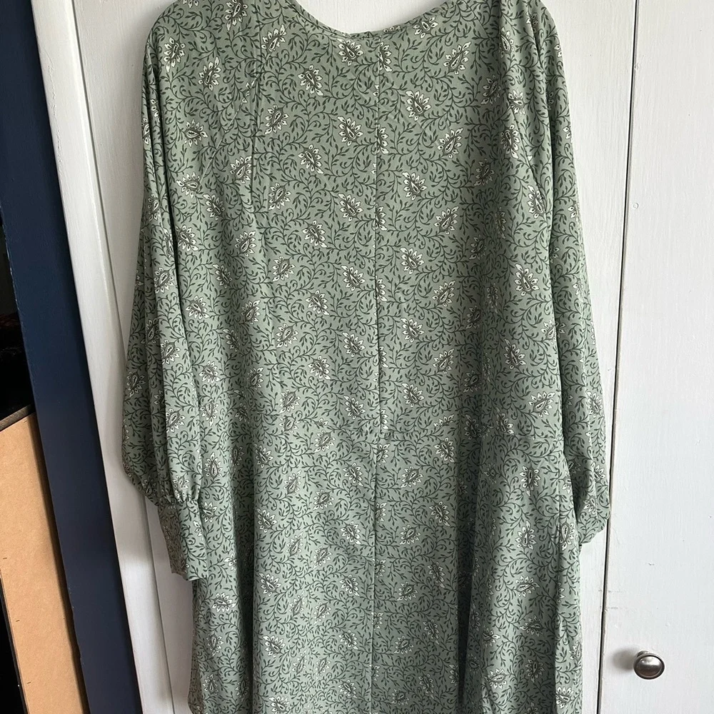 H&M Gray Floral V-Neck Dress